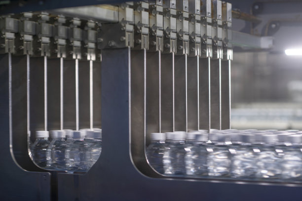 矿泉水厂生产线在整线处排成一排移动排队进行包装图片下载