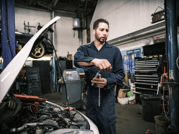 墨西哥男性机械师在他的店里图片下载