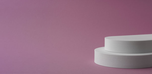白色圆形平台的粉色背景与复制空间的全景图片下载