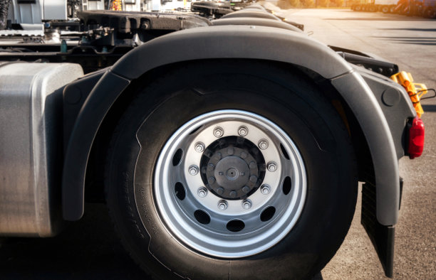 半挂车拖拉机轮胎图片下载