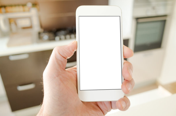 在家庭厨房中使用带有黑屏POV的智能手机图片下载