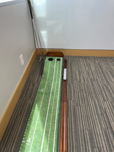 办公室里的高尔夫球推杆练习设备图片下载