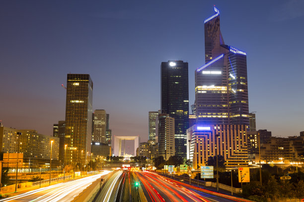 拉德芳斯金融区黄昏，巴黎图片下载