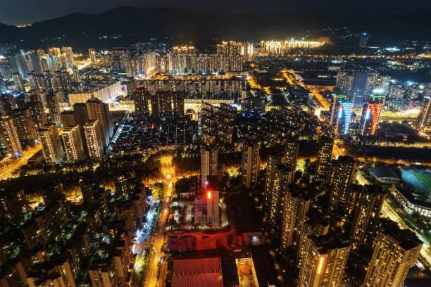 熙熙攘攘的城市高楼大厦、霓虹灯、快车道、夜晚天际线图片下载