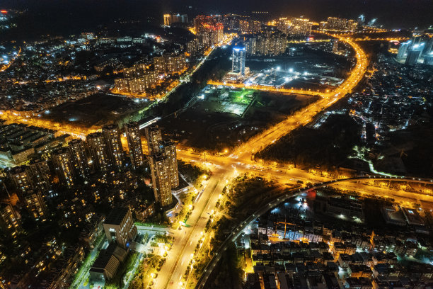 熙熙攘攘的城市高楼大厦、霓虹灯、快车道、夜晚天际线图片下载