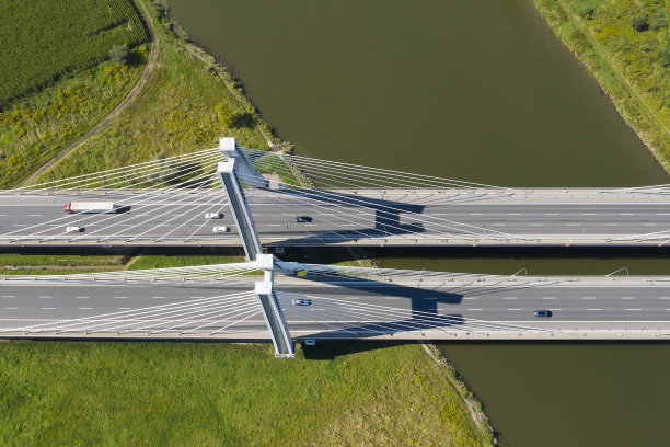 空中俯瞰白色悬索桥的河与交通图片下载