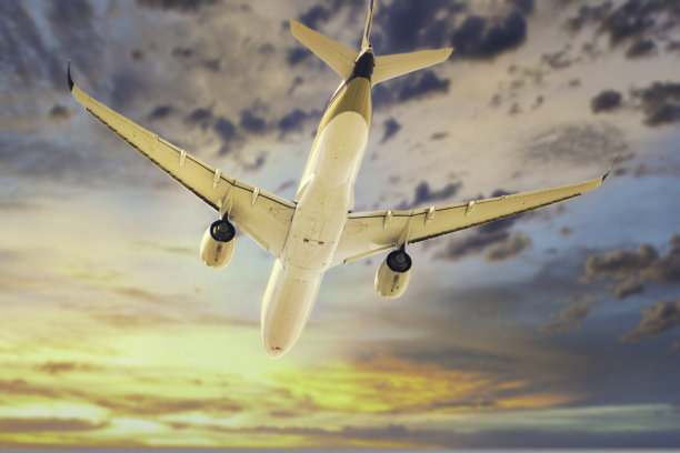 飞机和忧郁的天空图片下载