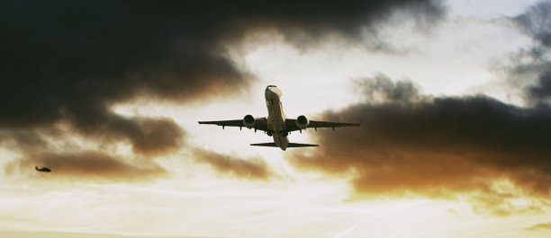 飞机和忧郁的天空图片下载