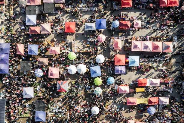 拍摄街头农贸市场的人群图片下载