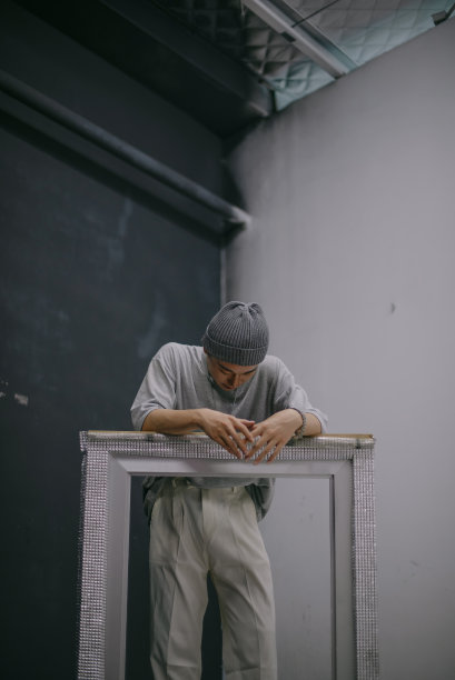 酒吧里的亚洲年轻人图片下载