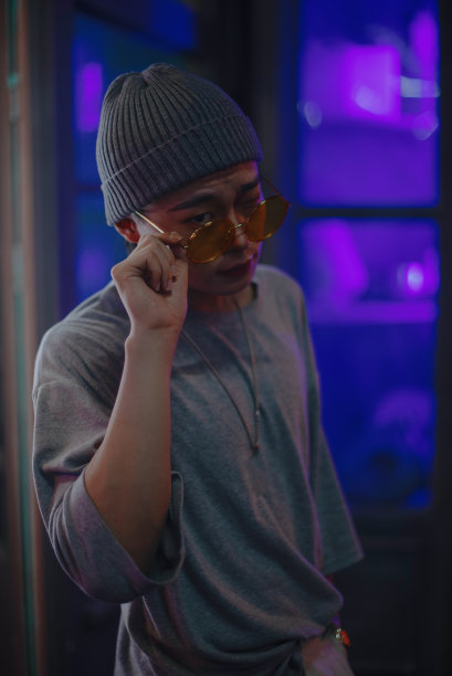 酒吧里的亚洲年轻人图片下载