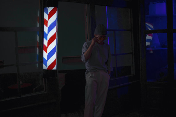 酒吧里的亚洲年轻人图片下载