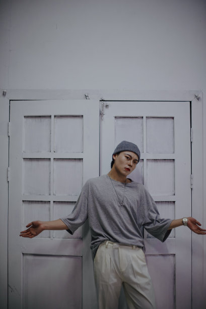 酒吧里的亚洲年轻人图片下载