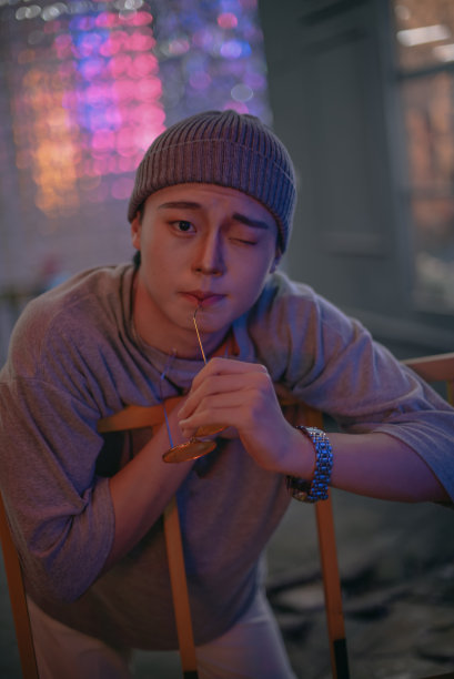 酒吧里的亚洲年轻人图片下载