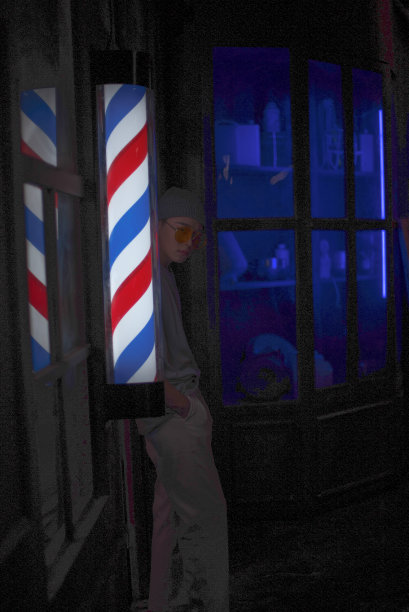 酒吧里的亚洲年轻人图片下载