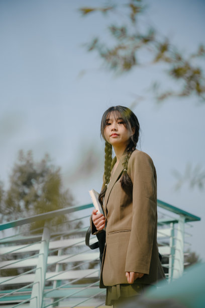 亚洲女大学生的楼梯在一个阳光明媚的日子图片下载