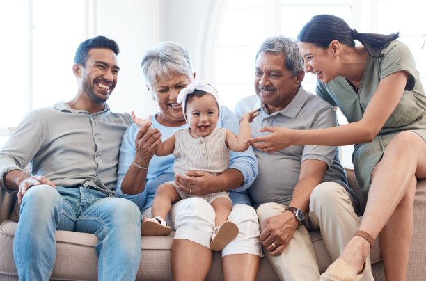 这张照片拍摄的是一家人在家里的沙发上度过的时光图片下载