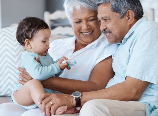 祖父母在家里的沙发上和他们的孙子在一起图片下载