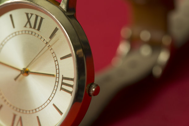 红色背景与时钟面，宏观图片下载