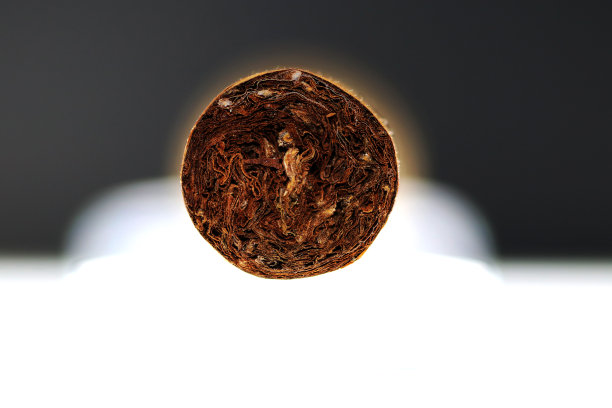照明雪茄正面，古巴烟草图片下载