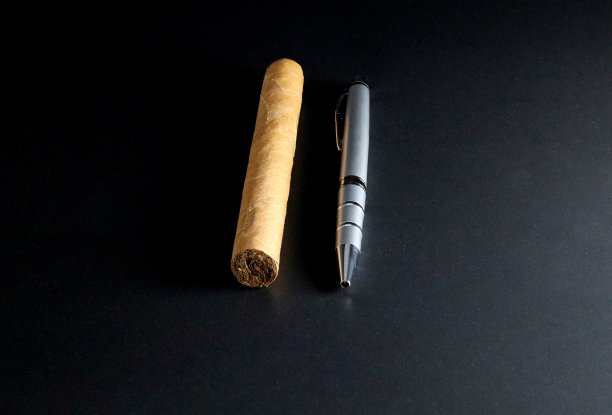 一支古巴雪茄旁边的豪华钢笔图片下载