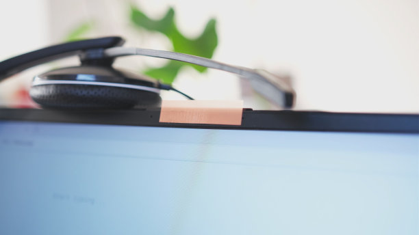 笔记本电脑为在线会议准备了摄像头匿名贴纸和耳机麦克风图片下载