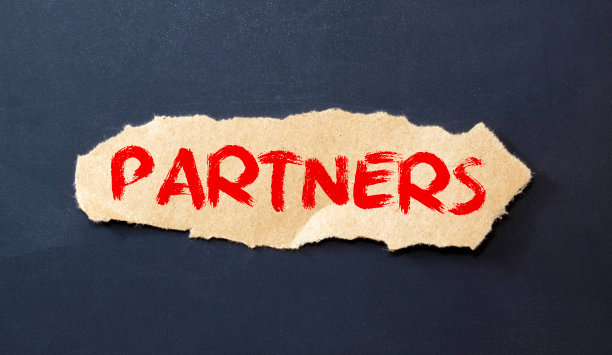 在浅色背景下用建筑木块制作的伙伴字。图片下载