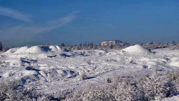 冬天的草原景观被白雪覆盖图片下载