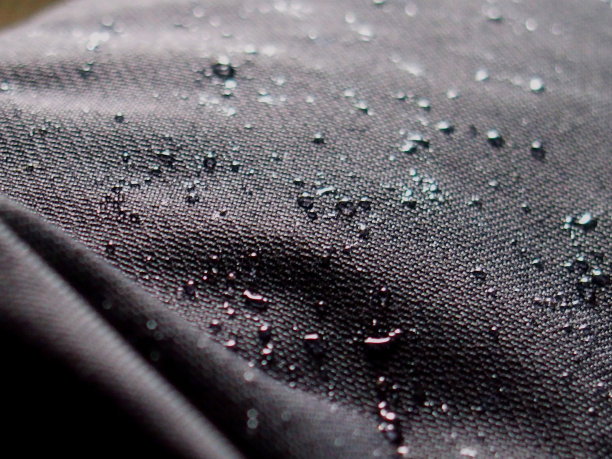 特写的水滴在黑色夹克图片下载