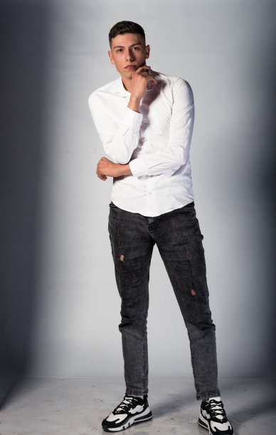 年轻漂亮的模型图片下载