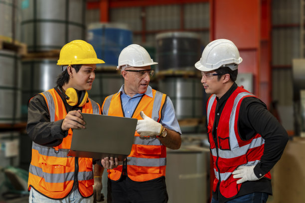 在听取高级经理关于提高产能和生产力概念的建议的同时，带领多元化员工到钢铁制造工厂进行考察图片下载