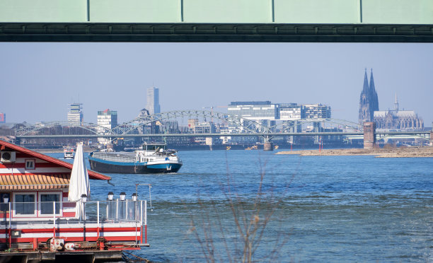 从罗登基兴看到的科隆天际线图片下载