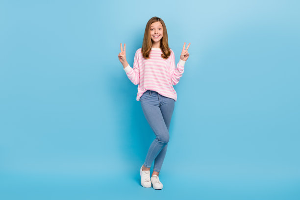 funky满意的人双手全尺寸照片使v字孤立在蓝色背景上图片下载