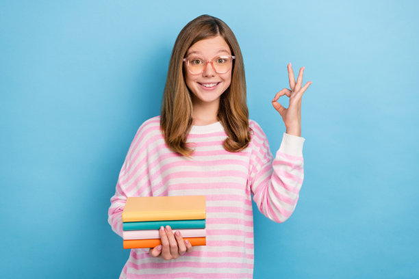 迷人的积极女生手指的照片使ok批准符号孤立在蓝色的背景上图片下载