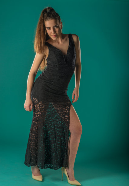 全长美丽的商业妇女在黑色的连衣裙显示复制空间在白色的背景图片下载