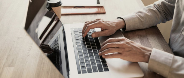 商人，在办公室工作的企业家图片下载