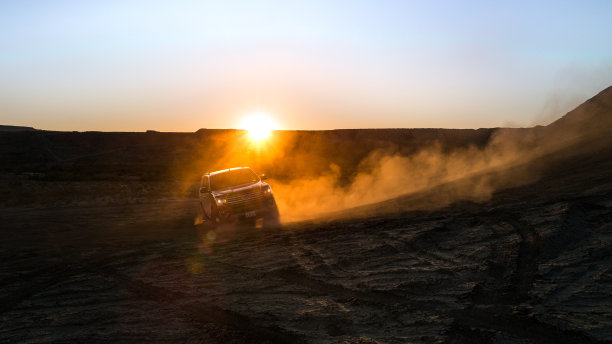 越野旅行与全尺寸越野车到奥尔斯特罗姆点和湖鲍威尔概述在犹他州图片下载