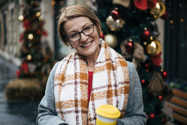 一个美丽的女人在户外图片下载