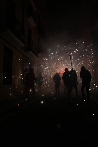 Correfoc庆祝活动在一个小镇图片下载