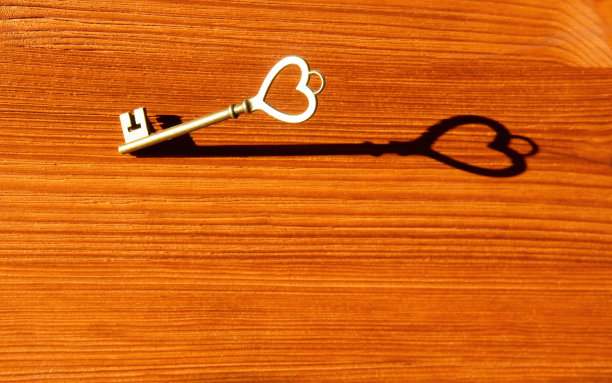 老式万能钥匙投射出长长的影子图片下载