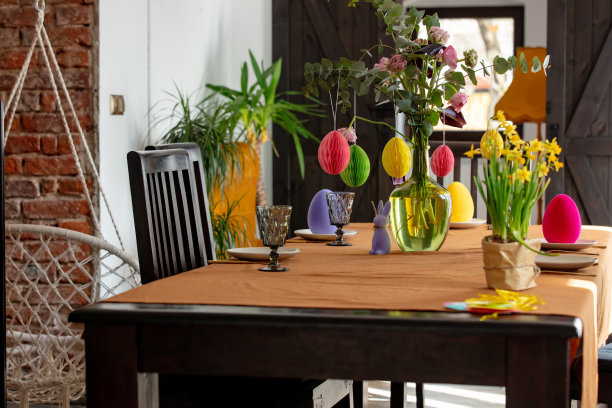 真正的桌子纸彩蛋装饰复活节。室内图片下载