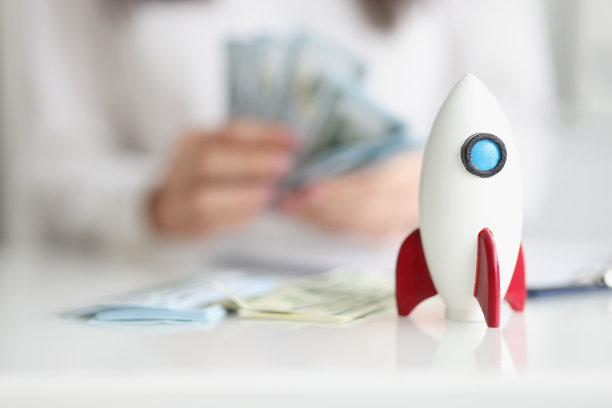 桌上的火箭模型，启动火箭船符号，在有益的项目上赚钱图片下载