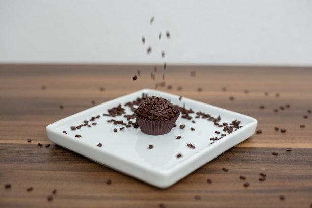 白色盘子上的巧克力球。巴西甜brigadeiro图片下载