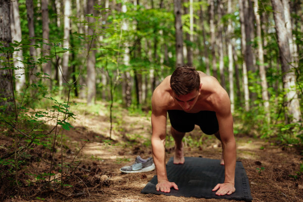 肌肉发达的年轻人在锻炼图片下载