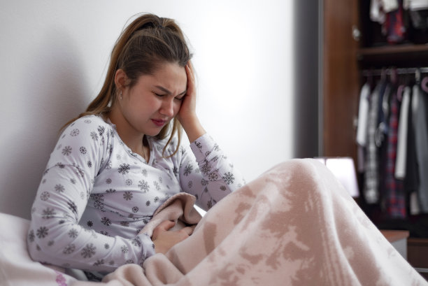 小女孩肚子疼。图片下载