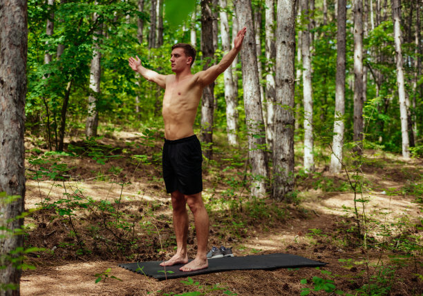 年轻的运动员准备进行冲刺。日出户外训练图片下载