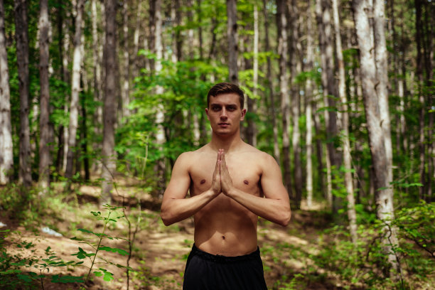 男子在户外跑步锻炼时伸展肌肉图片下载