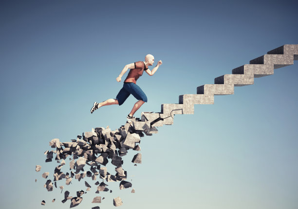 男子在坠落的楼梯上奔跑。图片下载