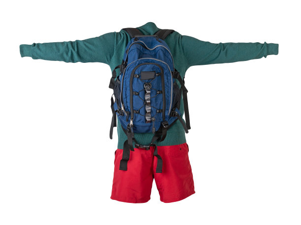 背包，短裤，毛衣孤立在白色背景上。图片下载