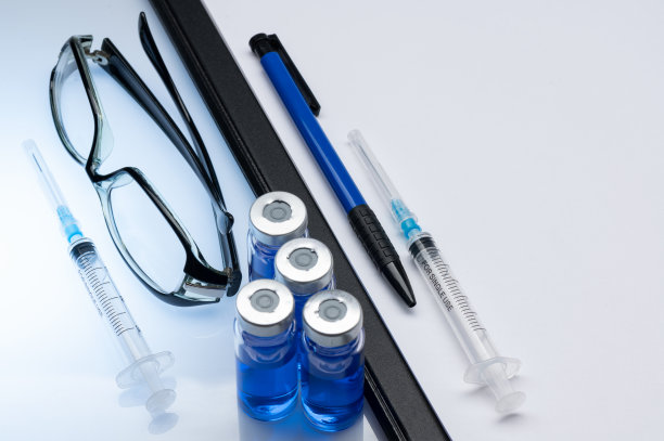 剪贴板与一张白纸的铭文和疫苗瓶图片下载